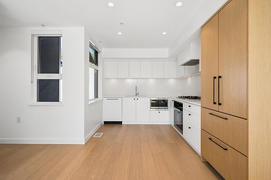 211 90 King Edward Avenue Vancouver, BC - 4