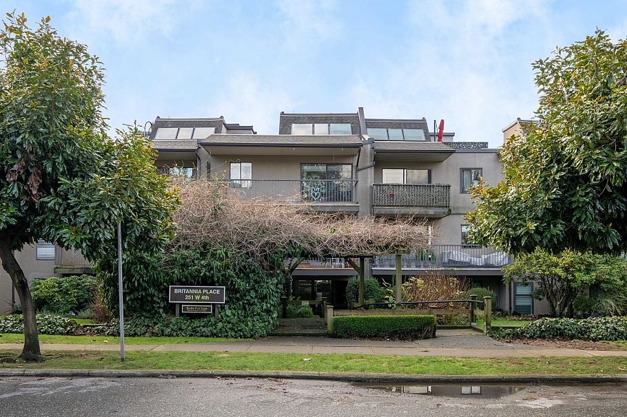 215 251 W 4th Street North Vancouver, BC - 2