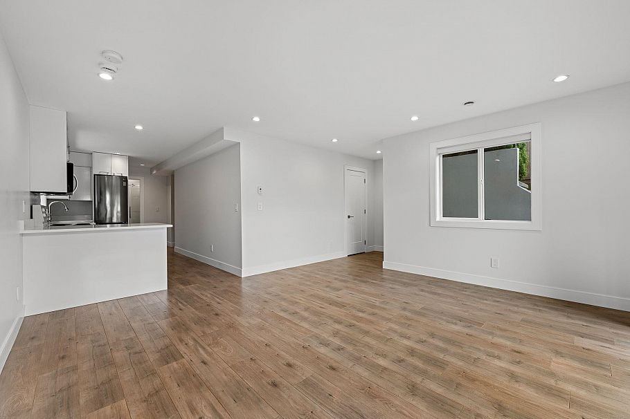 231 E 27 Street North Vancouver, BC - 37