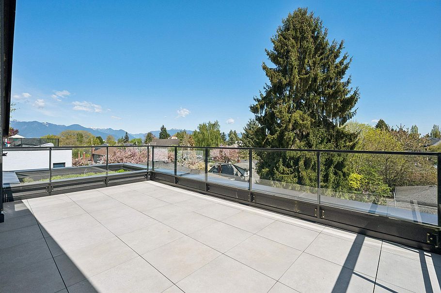 211 90 King Edward Avenue Vancouver, BC - 9