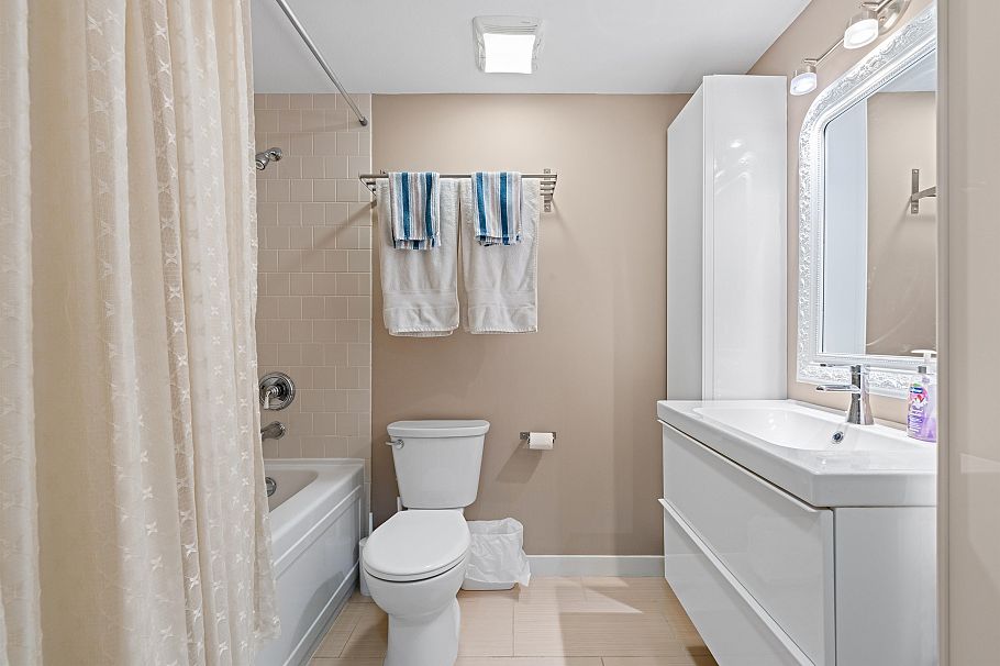 208 3608 Deercrest Drive North Vancouver, BC - 18