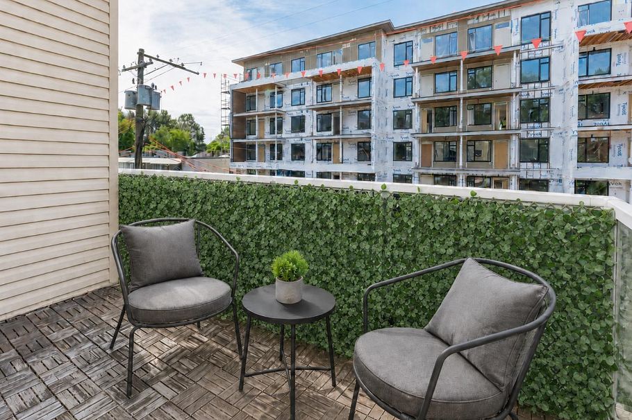 304 827 W 16th Street North Vancouver, BC - 11