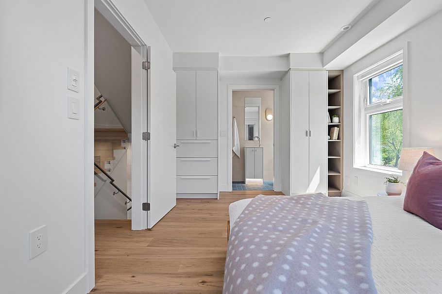 2535 W 39th Avenue Vancouver, BC - 39