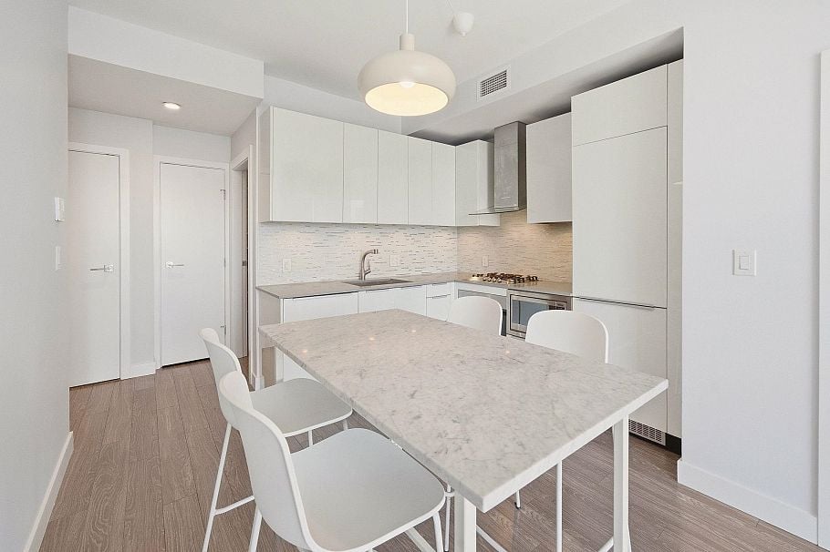 3605 1283 Howe Street Vancouver, BC - 4