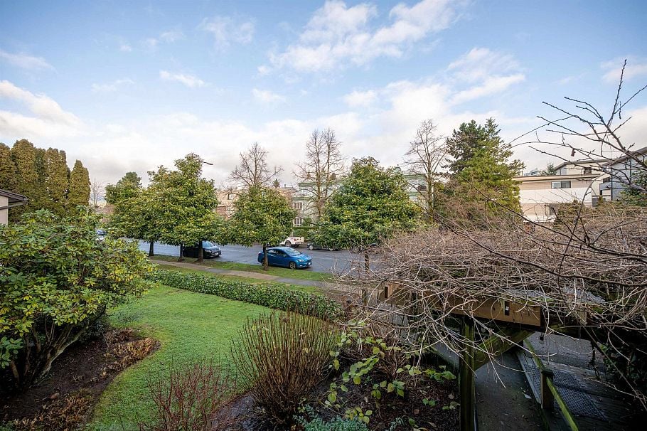 215 251 W 4th Street North Vancouver, BC - 1