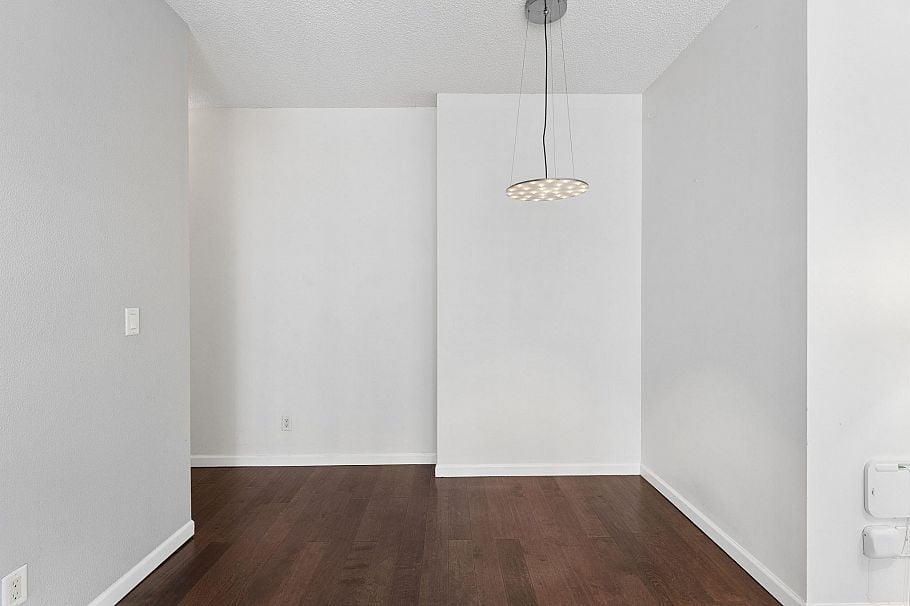 304 827 W 16th Street North Vancouver, BC - 4