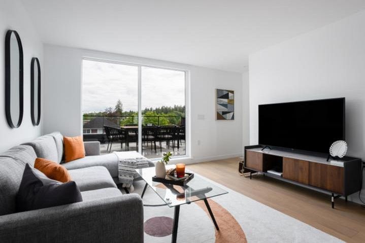 211 90 King Edward Avenue Vancouver, BC - 3