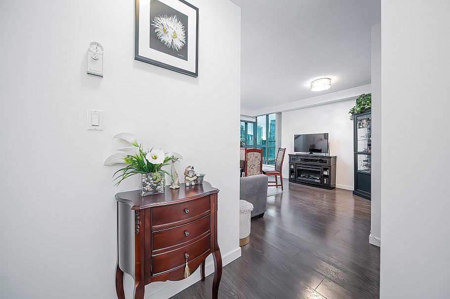 2303 1188 Howe Street Vancouver, BC - 3