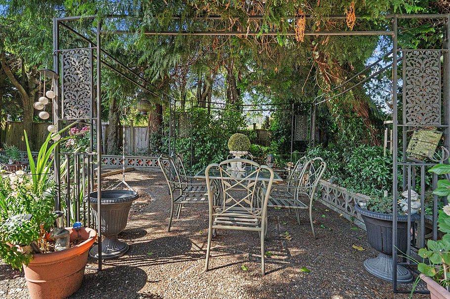 1454 Sowden Street North Vancouver, BC - 35