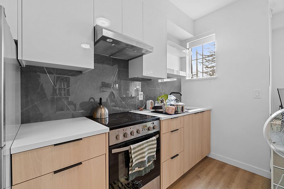5 237 Ridgeway Avenue North Vancouver, BC - 2
