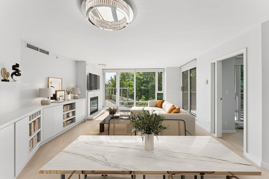 305 8 Smithe Mews Vancouver, BC - 1