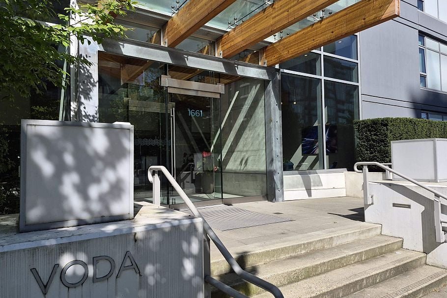 1402 1661 Quebec Street Vancouver, BC - 2