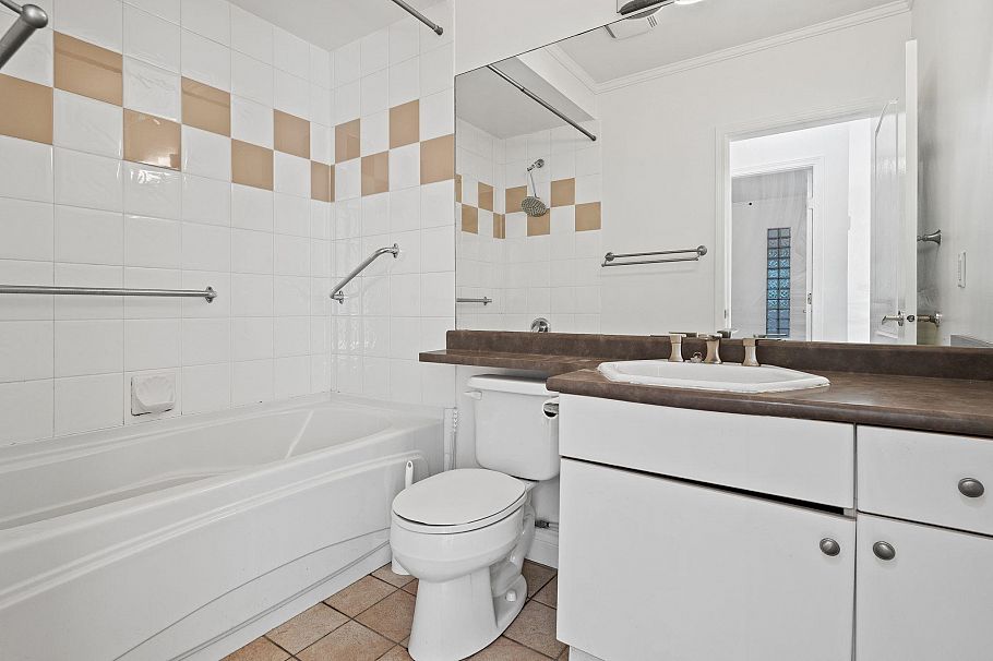 3027 W 7th Avenue Vancouver, BC - 24