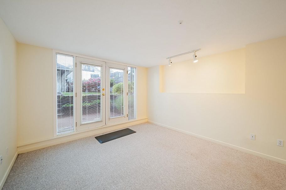 4682 W 14th Avenue Vancouver, BC - 24