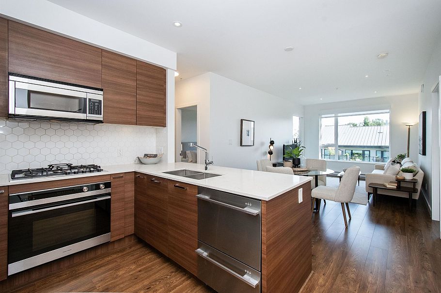 402 1061 Marine Drive North Vancouver, BC - 3