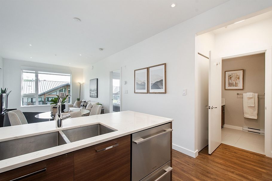 402 1061 Marine Drive North Vancouver, BC - 10