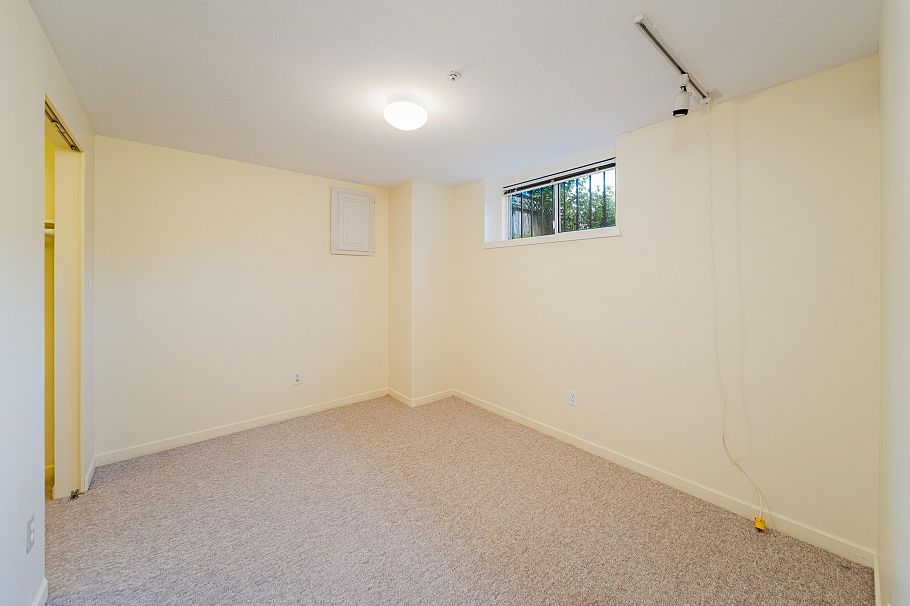 4682 W 14th Avenue Vancouver, BC - 25