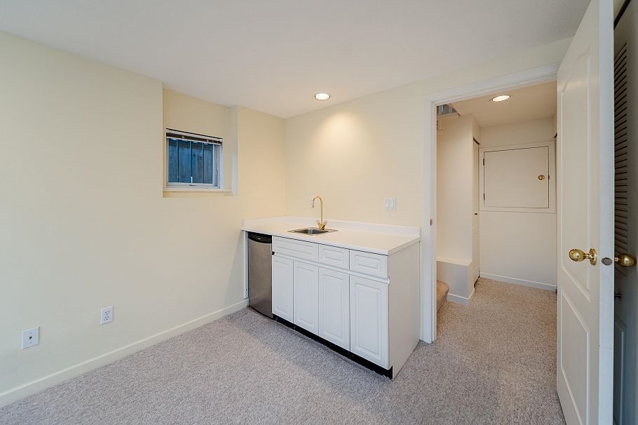 4682 W 14th Avenue Vancouver, BC - 23