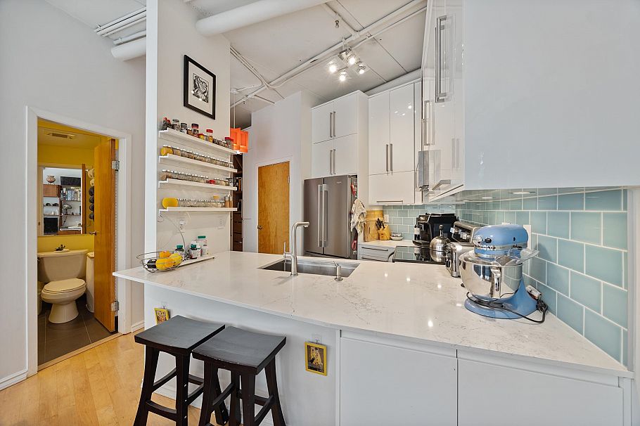 301 28 Powell Street Vancouver, BC - 14