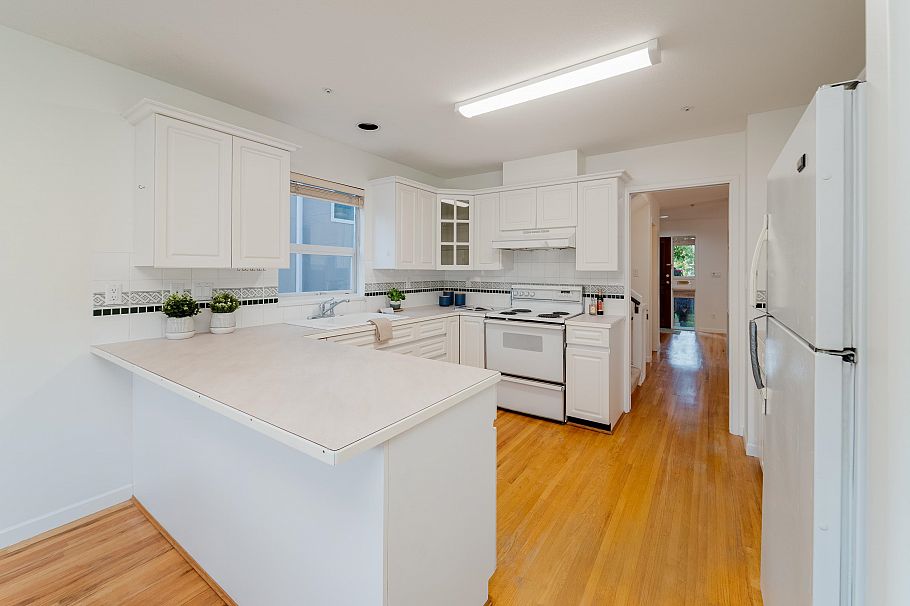 4682 W 14th Avenue Vancouver, BC - 10