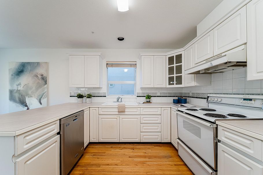 4682 W 14th Avenue Vancouver, BC - 9