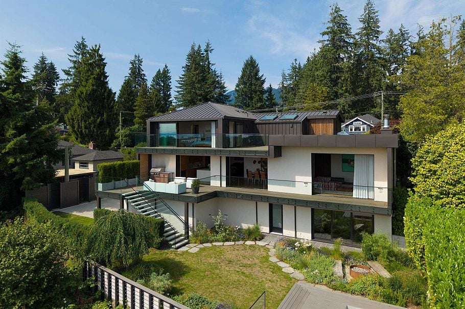1295 W Keith Road North Vancouver, BC - 32