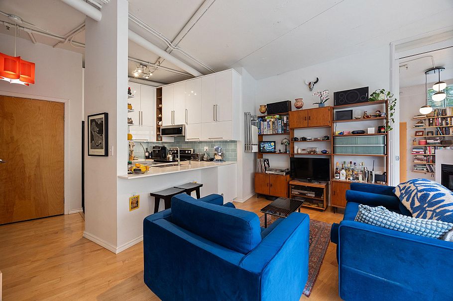 301 28 Powell Street Vancouver, BC - 4
