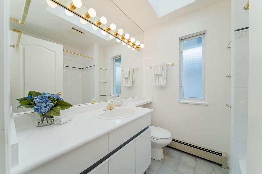 4682 W 14th Avenue Vancouver, BC - 21