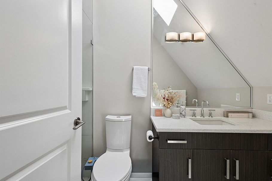 1336 E 23 Avenue Vancouver, BC - 24
