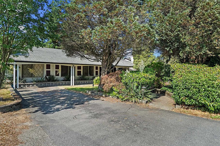 1454 Sowden Street North Vancouver, BC - 2