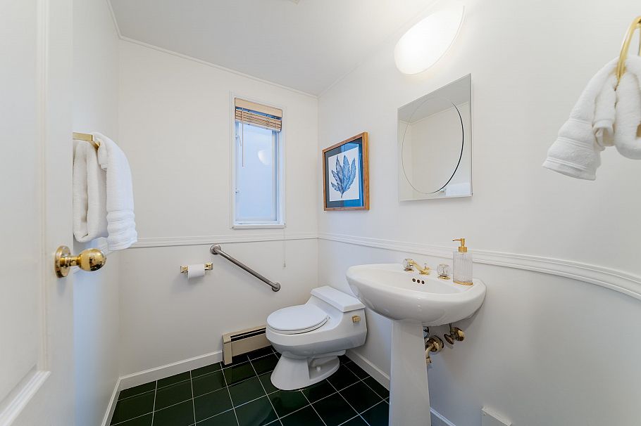4682 W 14th Avenue Vancouver, BC - 8