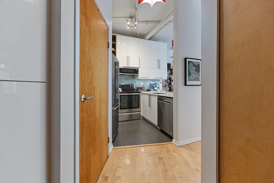 301 28 Powell Street Vancouver, BC - 28