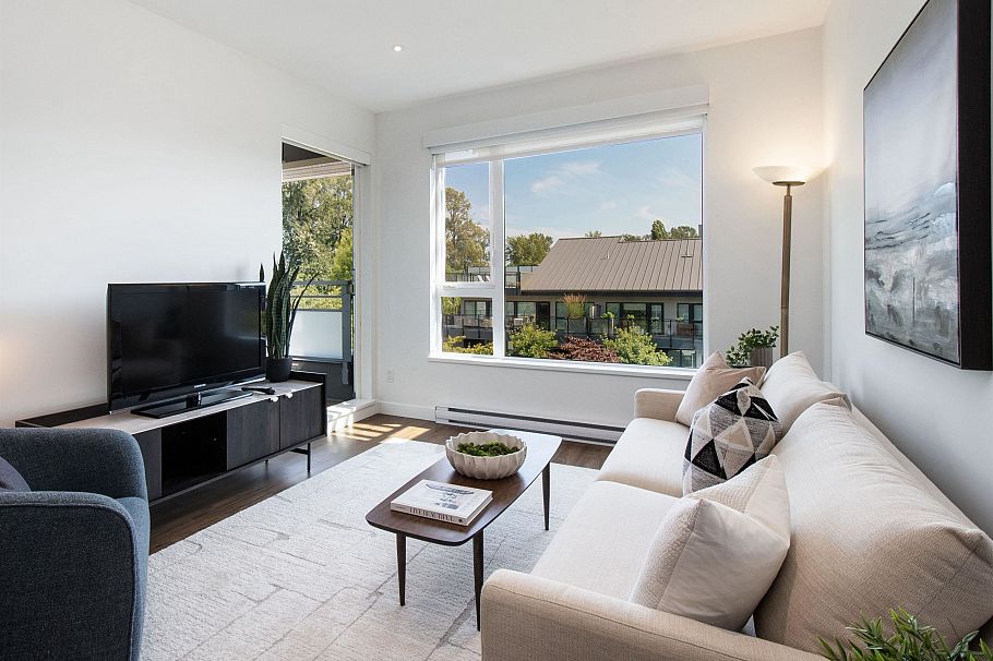 402 1061 Marine Drive North Vancouver, BC - 1
