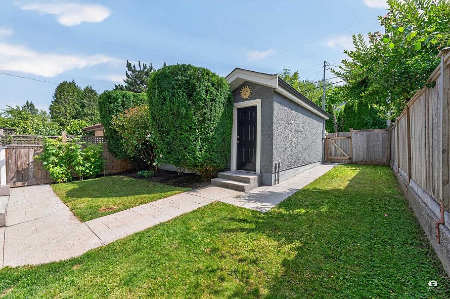 3566 W 23rd Avenue Vancouver, BC - 32