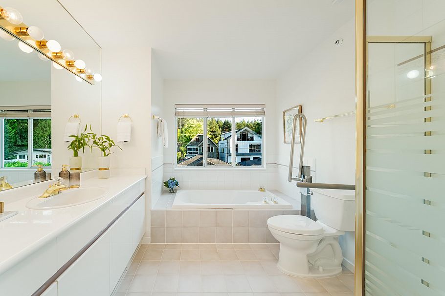 4682 W 14th Avenue Vancouver, BC - 19
