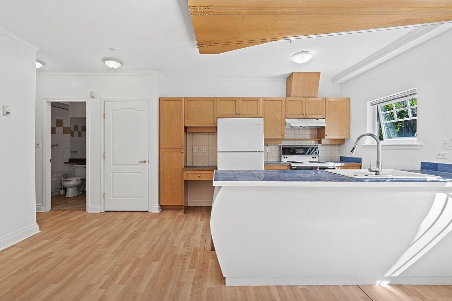 3027 W 7th Avenue Vancouver, BC - 4