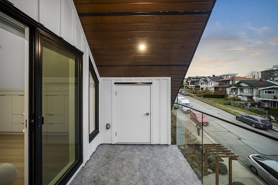1 3623 Triumph Street Vancouver, BC - 17
