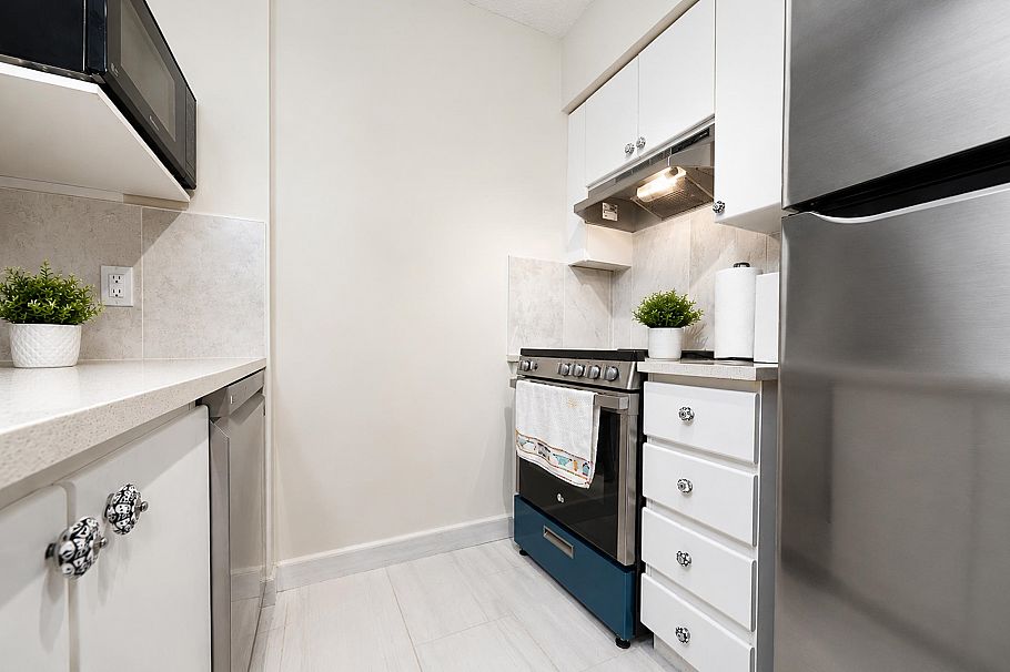 305 3489 Ascot Place Vancouver, BC - 3