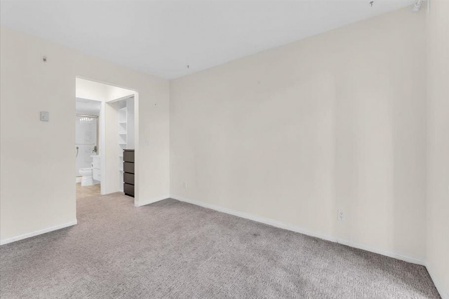 208 333 E 1st Street North Vancouver, BC - 18