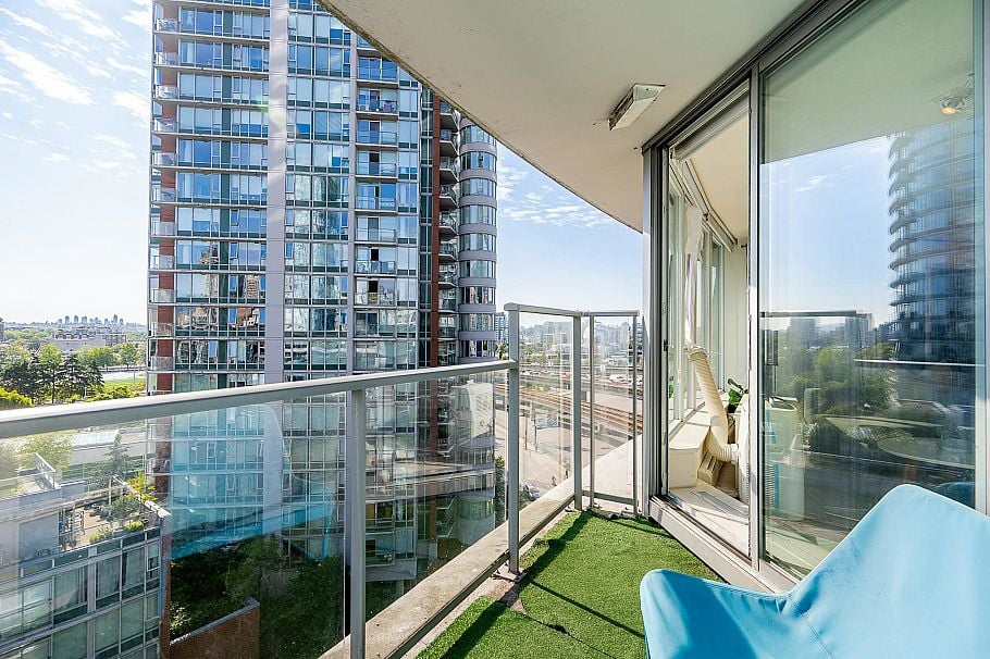 1002 689 Abbott Street Vancouver, BC - 2