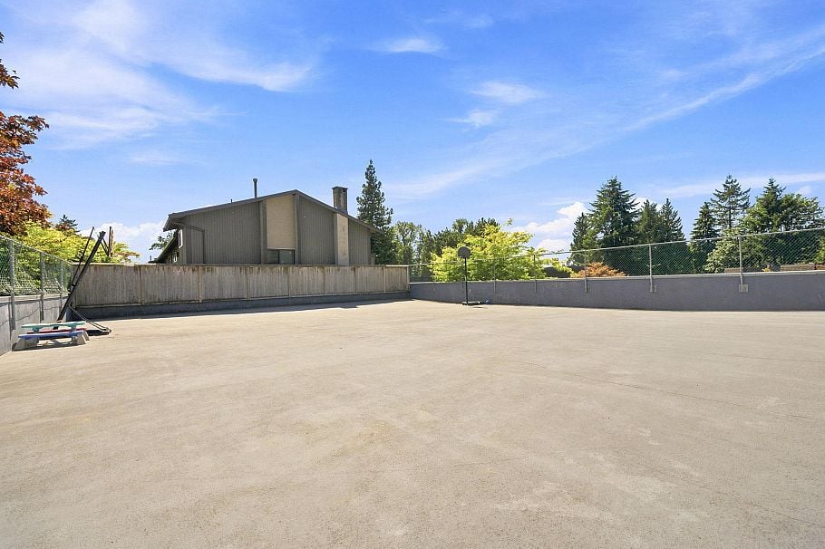 1079 Lillooet Road North Vancouver, BC - 36