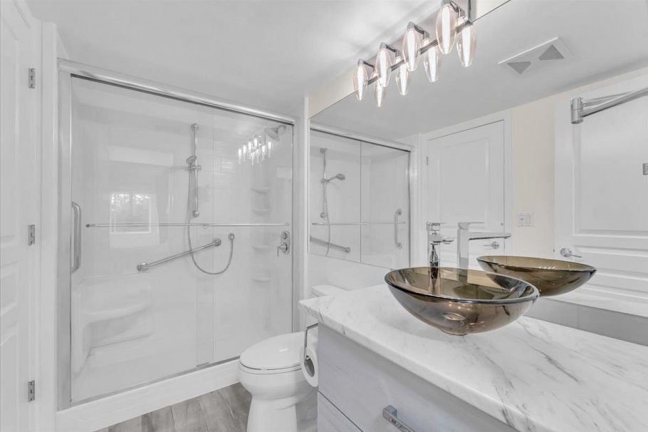 208 333 E 1st Street North Vancouver, BC - 20