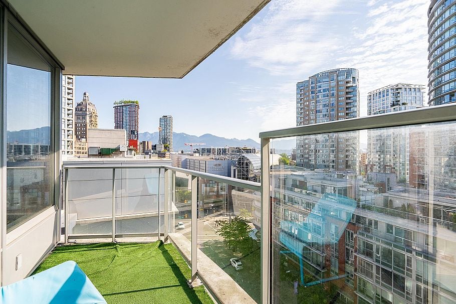 1002 689 Abbott Street Vancouver, BC - 1