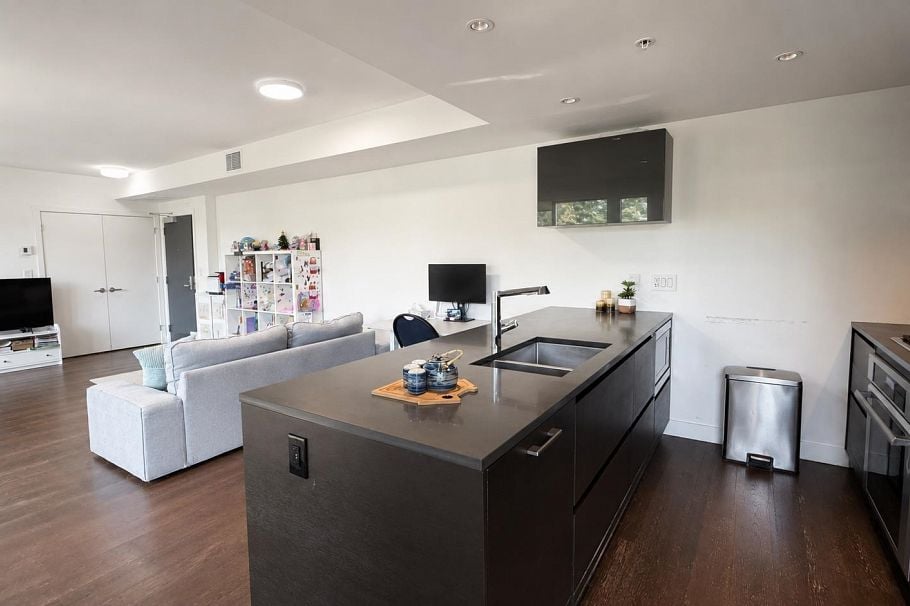 808 1561 W 57th Avenue Vancouver, BC - 2