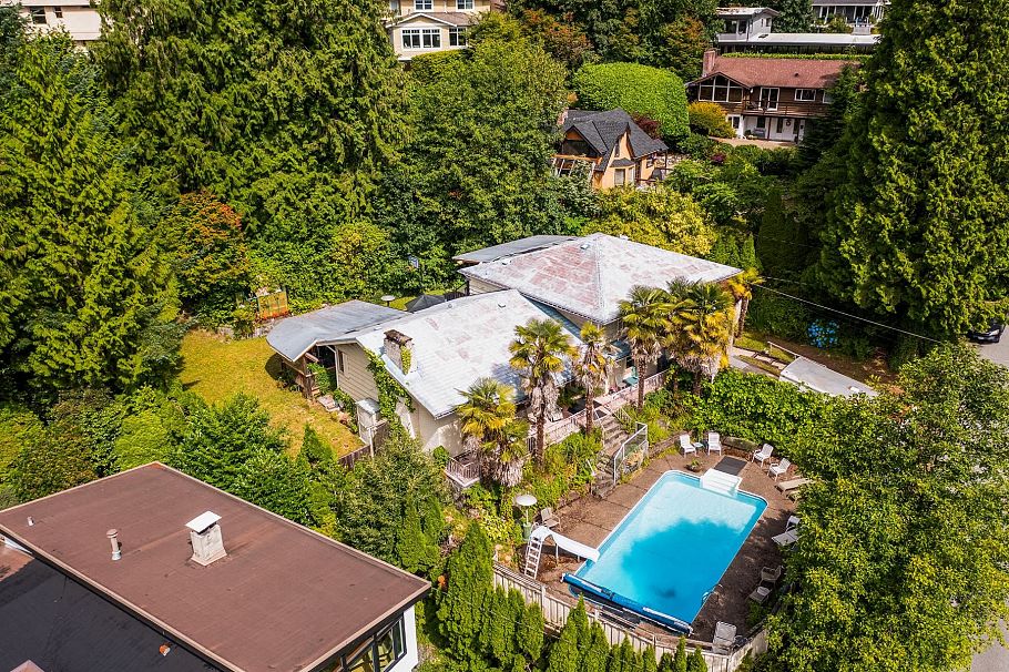 4535 Mountain Highway North Vancouver, BC - 4