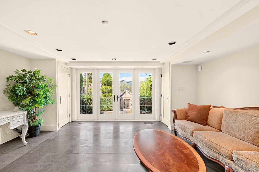 3835 W 12th Avenue Vancouver, BC - 18