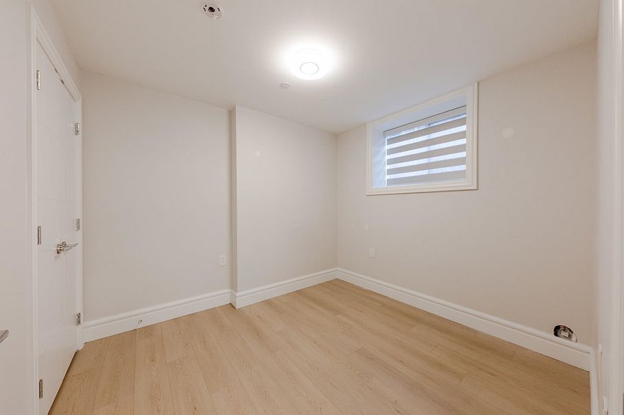 3559 E 48th Avenue Vancouver, BC - 32