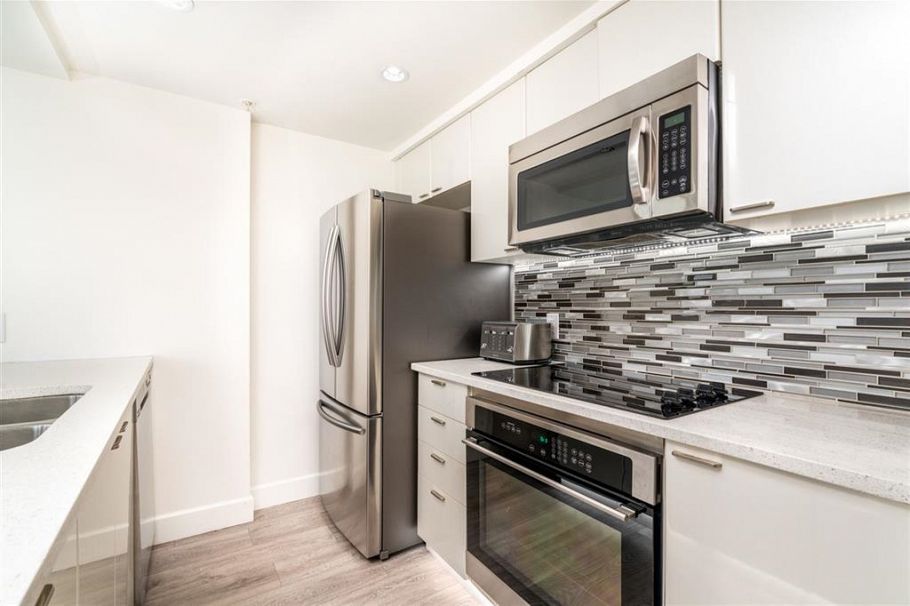 902 1200 Alberni Street Vancouver, BC - 4