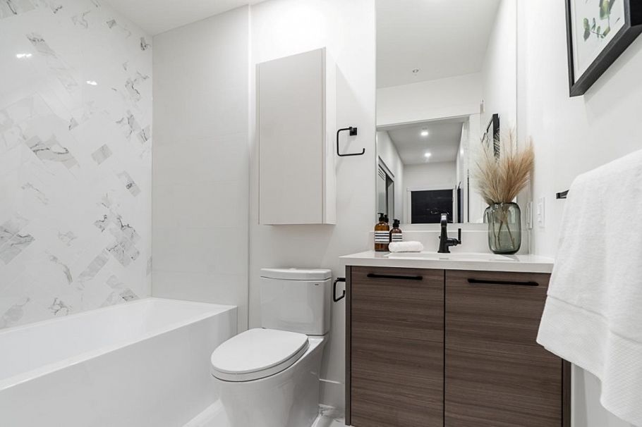 201 422 Lakewood Drive Vancouver, BC - 9