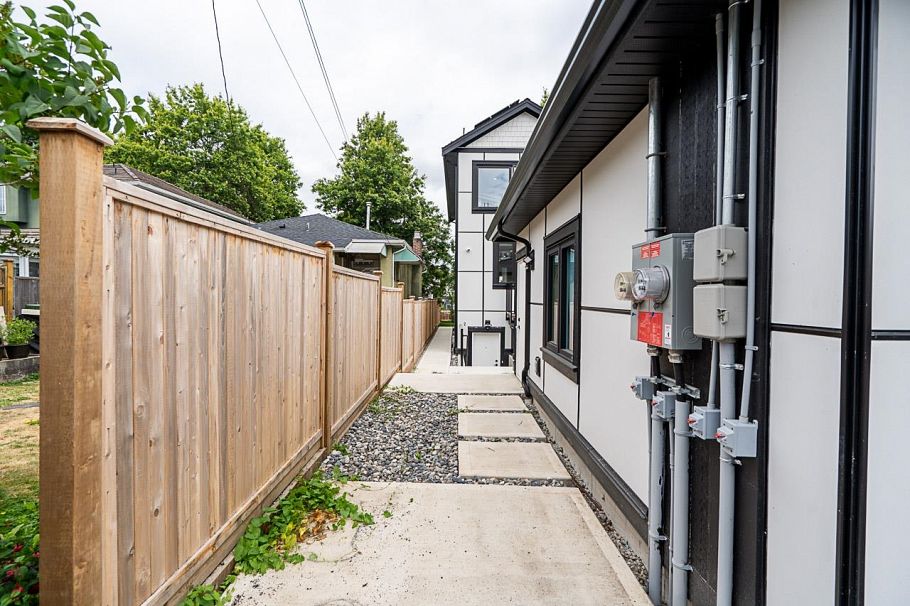 2826 Cheyenne Avenue Vancouver, BC - 29